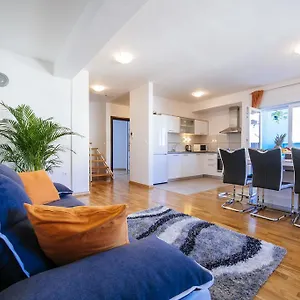 Rainbow Apartman Zára